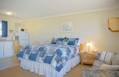 Summerside House | (1) Private Queen Suite at Green Acres Summerside