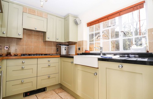 Moreton-in-Marsh Cottage | 1 THE LANE, pet friendly, with a garden in Chipping Norton