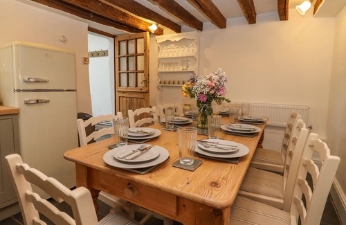 Bromsash Cottage | 1 WHITE HOUSE COTTAGES, pet friendly, with open fire in Lea
