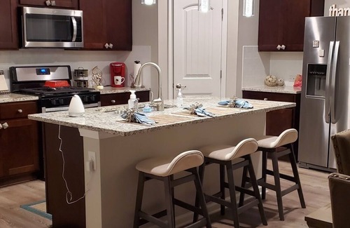Gonzales House | 1 yr old Lake House 5 mins from Interstate I10