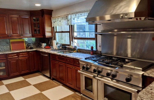 Hampton Bays House | 10 Bedroom Hampton House with a regulation size Pickleball court