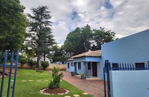 Fontainebleau House | 10-bedroom house in beautiful Randburg with WiFi , DSTV, NETFLIX each 500-600n