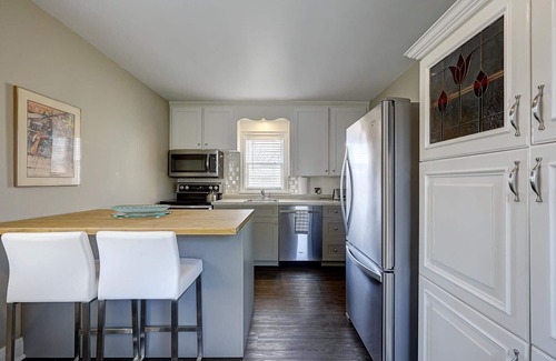 Barrie Apartment | 10% Flash Sale! Premium Apartment: Kitchen, Garden View & Off Street Parking