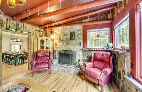Normalville House | 10 Mi to Mtn Resort Normalville Cabin with Balcony!