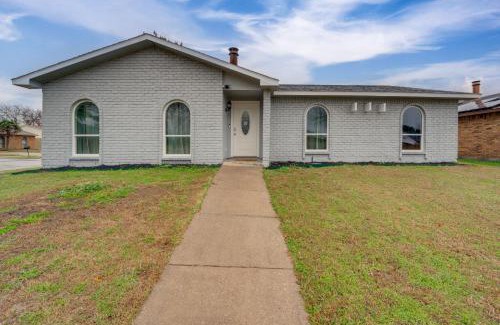 Grand Prairie House | 10 Mi to Six Flags Pet- and Family-Friendly Retreat