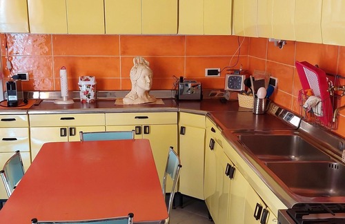 Rezza House | 10 min from the sea! Chic and retro home sleeps 4 + double sofa bed!