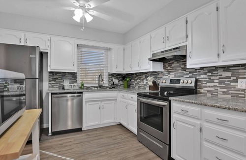 Mission House | ✅10 min➡️Plaza✅Corner Lot✅Reserved Parking✅Blazing WiFi✅BBQ✅Yard+Patio✅