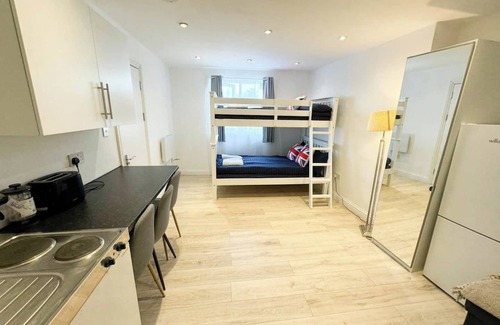 Earlsfield Apartment | 10 min train to central London C