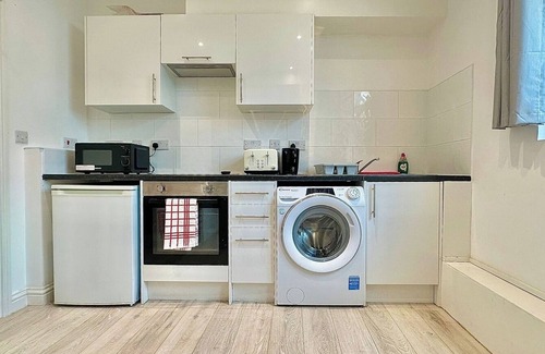 Earlsfield Condo | 10 min train to Central London A