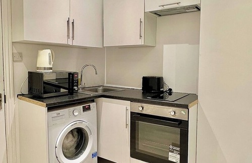Earlsfield Apartment | 10 min train to Central London B