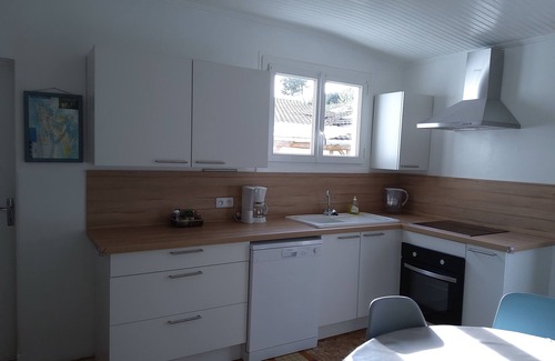 Domino House | 10 minutes walk from the beach, in a garden, house for 8 people