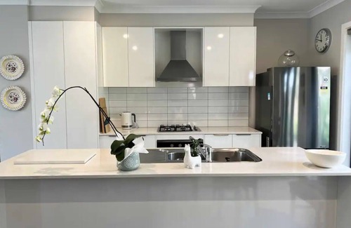 Canadian House | 10 minute walk to Sovreign Hill beautifully decorated lake access Close to CBD