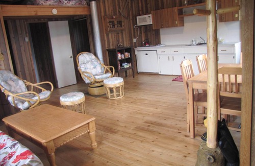 Mountain View Cabin | 10 minutes from Waterton Park boundry, Quiet Peaceful Secluded Nature Get-a-way