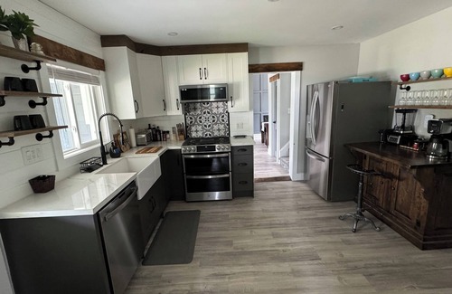 Forest Cottage | 10 minutes to beaches. Family-sized farmhouse with game room and yoga studio.