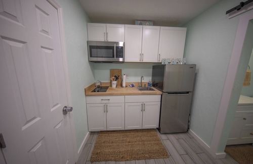Southgate Apartment | 10 Minutes to the Beach Charming Studio