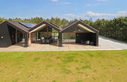 Bratten Strand House | 10 person holiday home in Jerup-By Traum