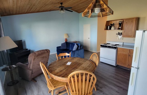 Northeastern Michigan Resort | #10 Thomas' Parkside Cottages, 1 BR Lake Huron walk out, downtown Oscoda