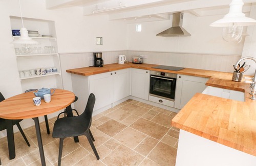 Pembroke House | 10 WESTGATE HILL, family friendly, with open fire in Pembroke