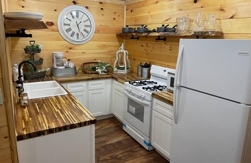 Helenwood House | 100 Aker Wood Barndominium Loft! Two bedroom. All Amenities Provided!