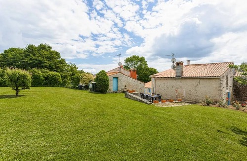 Saint-Michel-le-Cloucq House | 100 m² House ∙ 2 bedrooms ∙ 4 guests