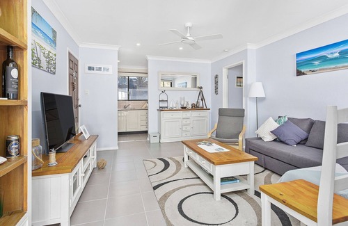Thirroul Apartment | 100 m to Thirroul Beach, play park and Olympic pool