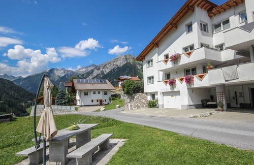 Flirsch Apartment | 100 m² Apartment ∙ 3 bedrooms ∙ 6 guests