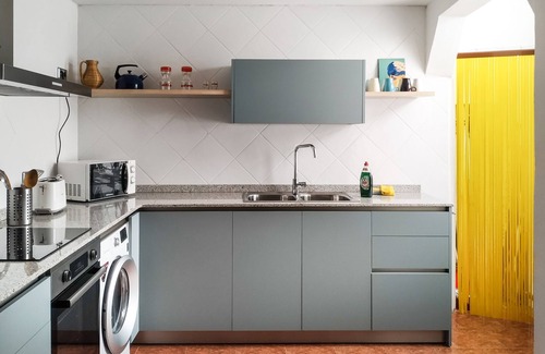 Old Town Apartment | 100 m2 apartment in quiet street above the historic district, two minutes from everything
