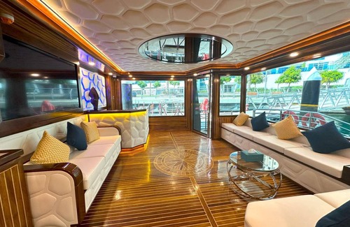 Dubai Marina Boat Rental | 100 m² Houseboat ∙ 10 guests