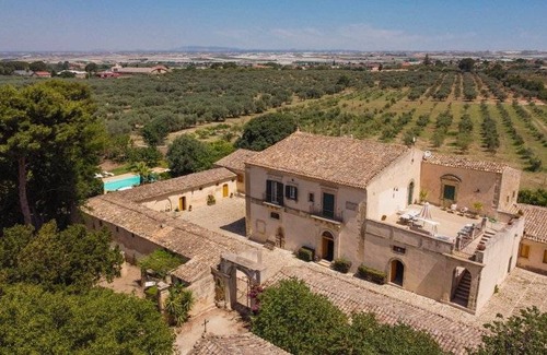 Chiaramonte Gulfi House | 1000 m² Farmhouse ∙ 31 guests