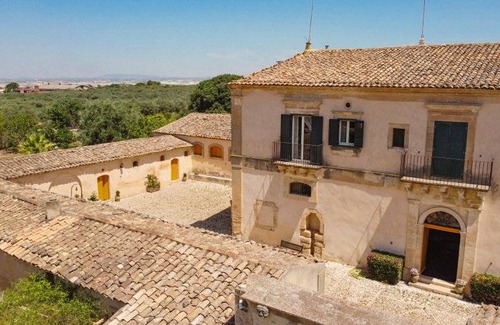 Chiaramonte Gulfi House | 1000 m² Farmhouse ∙ 31 guests