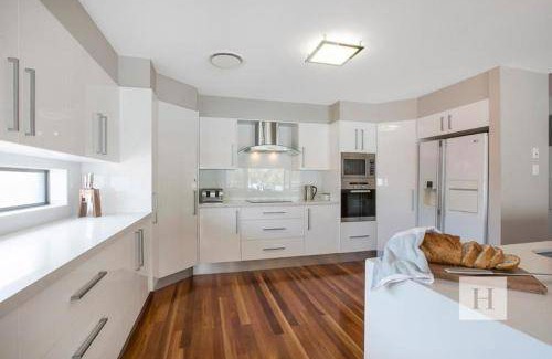 Summerland Point House | 1000 m² House ∙ 5 bedrooms ∙ 11 guests