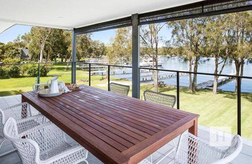 Summerland Point House | 1000 m² House ∙ 5 bedrooms ∙ 11 guests