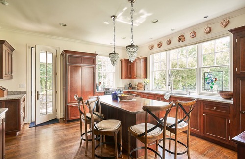 State Road House | 100Acre Estate,Fishing Pond,Game Rm,En-Suite Bdrms, Mins to Main St. & Vineyards