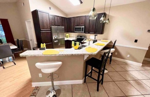 Thousand Oaks House | 102 Getaway Villa 4 bed with pool near Disney