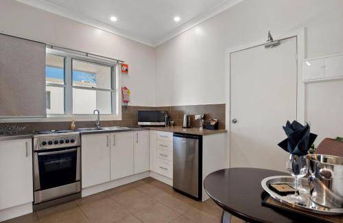 Warwick Hotel | 102 m² Motel ∙ 3 bedrooms ∙ 6 guests