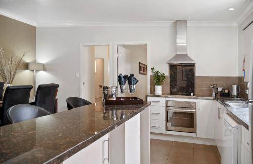 Warwick Hotel | 102 m² Motel ∙ 3 bedrooms ∙ 6 guests