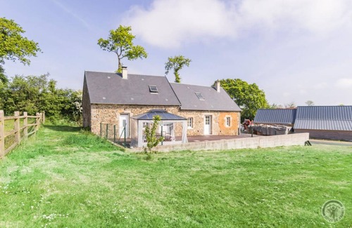Montsurvent House | 103 m² Gîte ∙ 3 bedrooms ∙ 6 guests