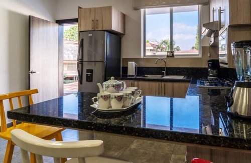 Urdesa Condo | 106 - Consulate USA *Parking* Prague Apts 3 pax