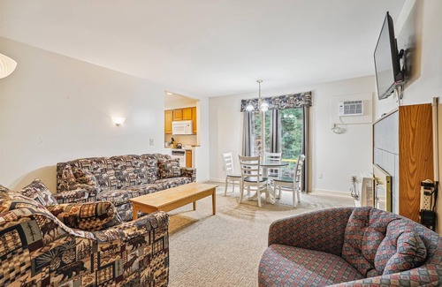 West Bridgewater Hotel | 108 Deluxe One bedroom Queen Suite on the 1st floor w/outdoor heated pool