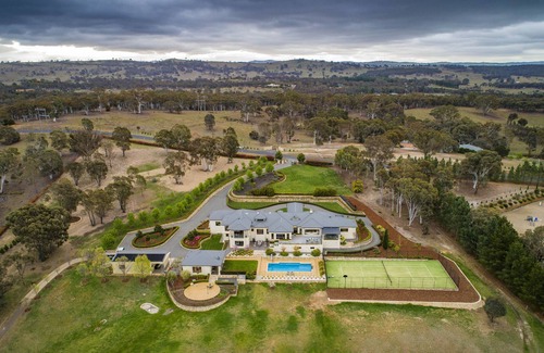 Sutton House | 11 Acres Luxury Estate - 15 mins to Canberra!