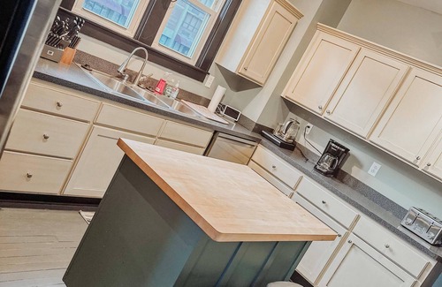 Williamson House | 11 bed 7 bath large home and able to ride right from the home to the HMT trails