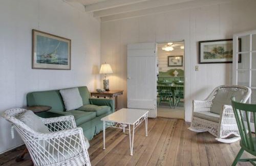 Sullivan's Island House | 1111 Middle Street by AvantStay Charming Historic Cottage Featured in Dear John Movie Beach Access