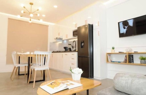 Urdesa Apartment | 112 - Prague Apts 5 pax Consulate USA Parking