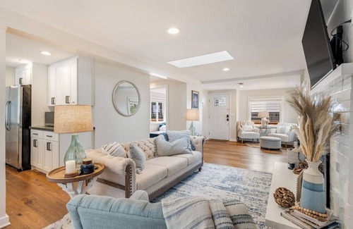 Seaview House | 113 - Cottage Gem ~ Min to Waterfront