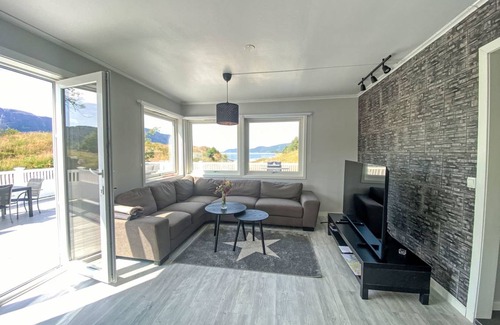Hyllestad House | 116 m² House ∙ 1 bedroom ∙ 8 guests