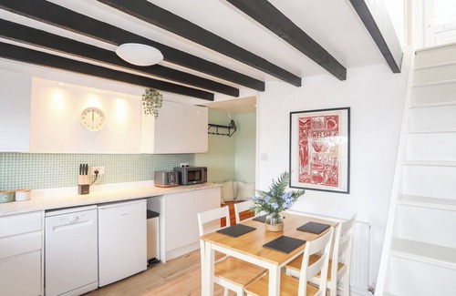 Y Felinheli Cottage | 12 BRYNFFYNNON, family friendly, with a garden in Y Felinheli