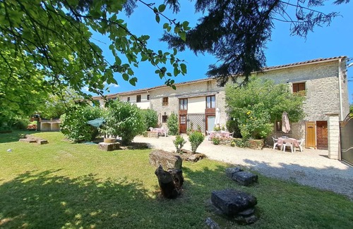 Saint-Pierre-de-Juillers House | 120 m² House ∙ 4 bedrooms ∙ 8 guests