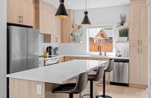 Southwest Calgary House | 12 Guests | 2 King Beds | Ping Pong| 6 BR| Garage
