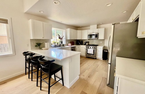 Central Oregon House | 12 mins UO, Autzen, 10min airport, Hot tub, Fire pit!