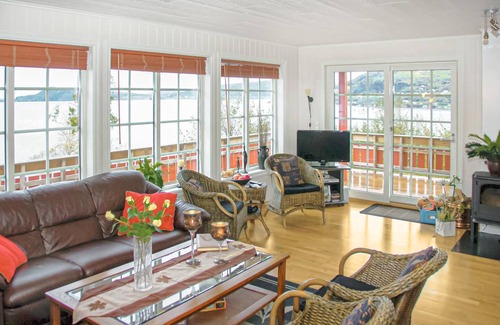 Hundeidvik House | 120 m² House ∙ 4 bedrooms ∙ 8 guests